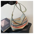 Sac fourre-tout en paille à rayures arc-en-ciel avec bandoulière en cuir vert clair - Vert