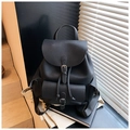 Détail d'un sac à dos noir en cuir grainé avec cordon de serrage et bretelles lettrées - Noir