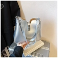Bolso tipo cubo plateado metalizado con correas dobles y cadena en un set - Plateado