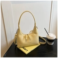 Détail du sac hobo en cuir grainé jaune avec double fermeture éclair et bandoulière - Jaune