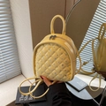 Mini zaino giallo in pelle verniciata con trapuntatura a rombi e strass brillanti - Giallo