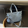 Détail du cabas en denim bleu clair avec patch étoile et mini pochette ronde assortie - Bleu clair