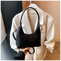 Détail du sac hobo en cuir noir grainé montrant la texture et la fermeture éclair argentée - Noir