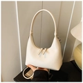 Sac hobo chic en cuir grainé beige avec silhouette en croissant et fermeture zippée - Blanc
