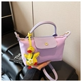 Minimalistische lichtpaarse nylon handtas met schouderband en gele eend-bedel accessoire - Met Hanger / Paars