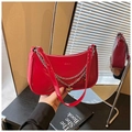Rote Schultertasche aus Lackleder in Halbmondform mit Silberketten und Herzanhänger - Rot