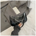 Minimalistische schwarze Lackleder-Schultertasche mit Silberkette und Herzanhänger - Schwarz