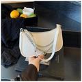 Minimalistische weiße Lackleder-Tasche mit Silberkette und Herzanhänger für Damen - Weiß