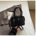 Détail du sac coquille en cuir noir grainé avec sangle et fermeture éclair - Noir