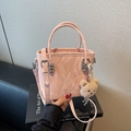 Borsa a secchiello rosa con trama a pieghe, ciondolo a orsetto e tracolla sottile - Rosa