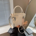 Borsa a secchiello bianca marmorizzata con tracolla e ciondolo orsetto marrone - Bianco Sporco