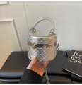 Detailansicht der silbernen Stepptasche mit geflochtenem Griff und eleganter Metallkette - Silber