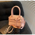 Borsa tote rosa chiaro a forma di conchiglia in pelle martellata con fibbia decorativa - Rosa