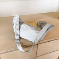 Borsa a tracolla a mezzaluna grigio chiaro in nylon con tracolla a occhielli regolabile - Grigio