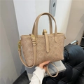 Retro beige Monogramm-Jacquard-Beuteltasche mit Ledergriffen und langem Schultergurt - Khaki