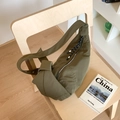 Borsa a mezzaluna in nylon verde militare capiente con tracolla larga minimalista - Verde