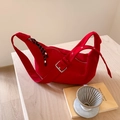 Borsa a tracolla a mezzaluna in nylon rosso con tirante intrecciato su tavolo in legno - Rosso
