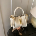 Sac seau beige à motif crocodile avec boucle dorée et bandoulière amovible - Blanc