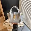 Sac seau bleu clair élégant avec relief crocodile, fermoir doré et bandoulière chic - Bleu