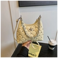 Détail du sac hobo matelassé crème avec clous étoiles argentés et bandoulière chaîne - Jaune