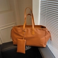Grand sac cabas en cuir tressé marron caramel avec une petite pochette zippée assortie - Marron