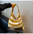 Détail du sac cabas rayé jaune tissé montrant la texture au crochet et la sangle en cuir - Jaune