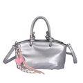 Bolso cubo plateado metalizado con asas de nudo, bandolera y colgante de corazón rosa - Plateado