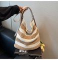 Détail du sac cabas tissé à rayures avec bandoulière en cuir réglable style bohème - Kaki