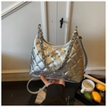 Sac à bandoulière argenté matelassé avec emblème étoile et détails cloutés pour femme - Argenté