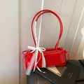 Bolso de hombro chic en charol rojo con un elegante lazo de encaje blanco y cordón - Rojo
