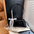 Bolso de hombro negro brillante minimalista con cinta de encaje blanco y lazo - Negro