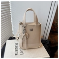 Minimalistische beige glänzende Tragetasche mit Herzanhänger und Schultergurt - Khaki