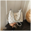 Sac bandoulière matelassé blanc avec rivets étoiles argentées et chaîne en métal - Blanc
