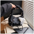 Détail du sac demi-lune en cuir grainé noir avec poignée froncée et breloque en dentelle - Noir avec pendentif