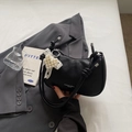Bolso medialuna de cuero granulado negro con lazo de encaje perlado y correa anudada - Negro