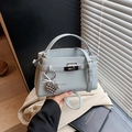 Lichtblauwe handtas met lychee-patroon, hartvormige kralen en zijden strikhanger - Blauw (Met Hanger)