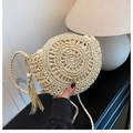 Sac à bandoulière rond en paille tissé à la main avec glands et texture en spirale pour plage - Blanc Cassé