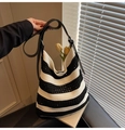 Détail du sac cabas en tricot rayé avec bandoulière en cuir noir et décor floral - Noir