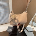 Bolso de hombro blanco en forma de luna con detalle de corazón de perlas y encaje - Blanco Roto
