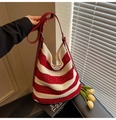 Sac hobo tricoté à rayures rouges et blanches avec bandoulière en cuir rouge - Rouge