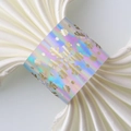 Détail macro du rond de serviette holographique avec motif de flocon ajouré - Iridescent miroir