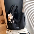 Sac hobo en toile noire avec charm ours brun et patch logo en cuir élégant - Noir avec pendentif