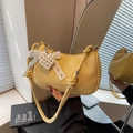 Bolso de hombro amarillo con grano litchi, lazo de encaje blanco y colgante de perla - Amarillo