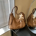 Sac hobo marron en daim avec bandoulière réglable et breloque ours en peluche - Marron avec pendentif