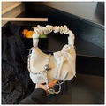 Sac bandoulière blanc texture litchi avec nœud en dentelle, perles et chaîne argent - Blanc avec pendentif