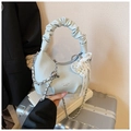 Sac chic bleu clair avec poignée froncée, breloques en perles et bandoulière chaîne - Bleu avec Pendentif