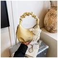 Sac en cuir litchi jaune clair avec poignée froncée et nœud en dentelle perlée - Jaune avec Pendentif