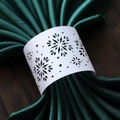Anillo de papel blanco para servilletas con copo de nieve sobre seda elegante - Blanco