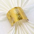 Primer plano de servilletero dorado copo de nieve con purpurina y diseño calado - Dorado Brillante