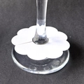 Elegantes tarjetas de pétalos blancos para copas de vino en decoración de bodas - 7cm / Blanco